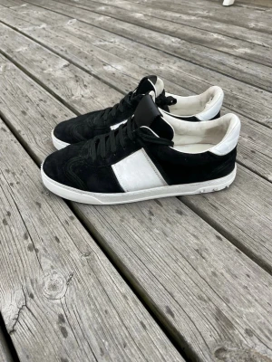 Valentino flycrews svart mocka - Flycrews i fint skick. Endast två nitar saknas Strk 41, passar även 42 Dustbag medöljer, boxen hittar jag ej