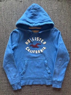 Hollister hoodie ~ sällsynt  - Säljer nu denna sjukt snygga Hollister hoodien | st L ~ 180–190cm | passar perfekt nu till kyligare dagar! Modellen produceras inte längre och är därav väldigt sällsynt. Kan även gå ner lite i pris vid snabb affär🍁🫶