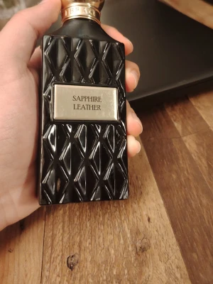 Sapphire Leather Ibraq - Säljer en 75 ml full sapphire Leather från Ibraq vilket e oanvänd