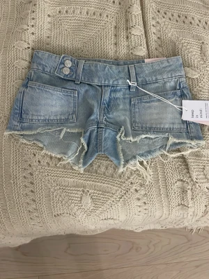 low waist shorts - säljer helt nya shorts från Gina Tricot som har lappen kvar 😌 säljer dom för att dom tyvärr passa int mig - köpte dom för ca 300kr