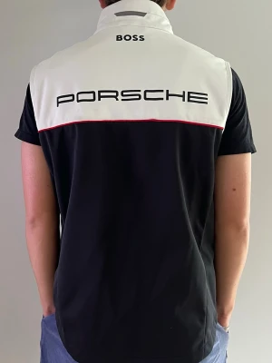 HUGO BOSS  X PORSCHE VÄST | storlek: M  - Porsche motorsport väst i storlek m 