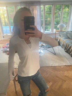 Vit långärmad blus med spetsdetaljer - Jättesöt vit blus med långa ärmar och fina spetsdetaljer/broderidetaljer vid halsringningen. Jag säljer den nu då den inte kol till användning. Passar som en xs/s. Kan diskutera pris💖