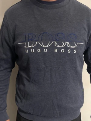 Mörkblå sweatshirt från Hugo Boss - Använd men inga defekter, modellen är slim fit 