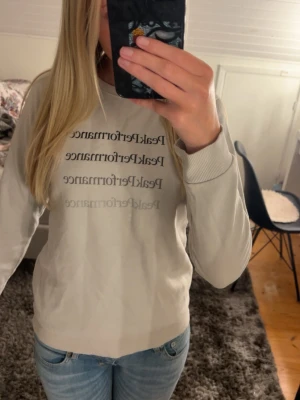 Peak Performance tröja - Säljer en superskön grå sweatshirt från peak performance. Den har inga som helst tecken på användning. Priset kan gå ner vid snabb affär💕💕