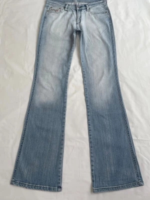 Vintage lågmidjade bootcut jeans - Tar inga bilder med dem på❤️ Mått finns på bilderna! Står W30 på lappen vilket motsvarar XL enligt google men sitter bara lite löst på mig på mig som är 170 och har 36-38 på Gina jeans💕 Obs fläckar på låret och slitet vid bakfickorna så som på sista bilden