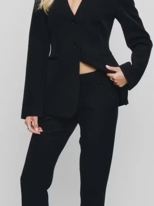 lågmidjade kostymbyxor från bikbok - Säljer ett par svarta lågmidjade kostymbyxor från bikbok i modellen Vera. De har bootcut och inga tecken på användning. Diskuterar gärna priset😚😚