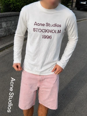 Acne Studios - Long Sleeve  - Acne Studios långärmad i storlek S. Jag har haft den sedan i våras och använt den sparsamt under sommaren. Den är i väldigt fint skick och tvättad endast cirka tre gånger. Inga fläckar, blekningar eller andra märken. De slitna detaljerna på trycket, kragen och kanterna är en del av originaldesignen och ska vara där.  Hör gärna av dig om du har frågor eller vill ha fler bilder, jag svarar snabbt och skickar oftast redan dagen efter. 😊