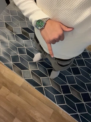 Vit stickad tröja från Gant - Klassisk vit stickad tröja från Gant med rund halsringning och diskret logga broderad på bröstet. Tröjan har lång ärm och ribbade muddar vid ärmslut och nederkant. Tillverkad i mjukt material som ger en clean och stilren look.