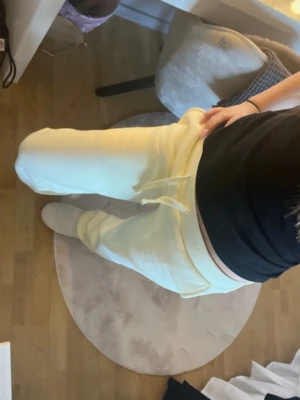 Gula mjukisbyxor - Snygga ljusgula mjukisbyxor med resår i midjan för perfekt passform. Byxorna har raka ben och är tillverkade i ett mjukt och bekvämt material, perfekta för chill dagar hemma. Lite fläckar på benen men de går bort hur enkelt som helst. Från lager 157 storlek xxs