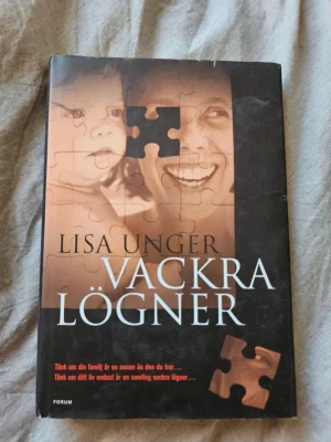 Vackra lögner av Lisa Unger - En spännande roman av Lisa Unger med titeln 'Vackra lögner'. Omslaget är svart med ett pusselmotiv och ett foto av en kvinna och ett barn. Boken är inbunden och utgiven av Forum bokförlag. Perfekt för dig som gillar psykologiska thrillers och familjehemligheter.