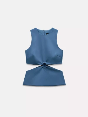 Blå croppad topp med ringdetalj - Trendig blå topp med croppad passform och snygg ringdetalj framtill. Toppen är ärmlös och har en stilren, minimalistisk design som passar perfekt till både jeans och kjol. Materialet känns mjukt och följsamt mot huden.