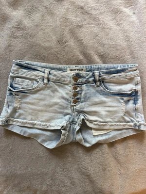 Ljusblå jeansshorts  - Snygga ljusblå jeansshorts💕 Midjemått: 39 cm
