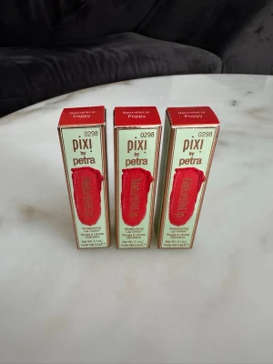 Pixi by Petra NaturelleLip Poppy - Säljer tre NaturelleLip läppstift i färgen Poppy från Pixi by Petra. Perfekt för dig som vill ha återfuktande och pigmenterat läppstift med naturlig finish. Oöppnade förpackningar!