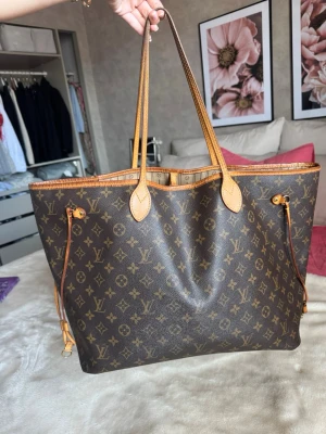 Louis Vuitton Neverfull Monogram - Inköpt på Vestiaire collective i mars 2025, har orderbekräftelse. Väskan är lite sliten på vissa ställen som syns på bilderna. Kan även skicka mer bilder. Men överlag i jättebra skick. 