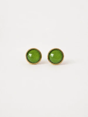 Mossgröna örhängen  - Tjusiga nya örhängen i färgen mossgrönt.                       Mått: 12mm i diameter                                                        Material: Guldfärgad mässing. Glas                                                                 Örhängena skickas i en hård fin liten kartong där smycket är omsorgsfullt inslaget i vackert silkespapper.