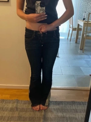 Skit snygga lågmidjade jeans med detaljer  - Jätte snygga jeans köpta på second hand! 