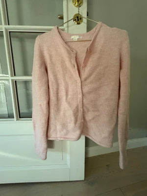 Ljusrosa kofta från Gina Tricot - Söt ljusrosa kofta från Gina Tricot, stolek 158-164, koftan e i väldigt bra skick! Pris kan diskuteras