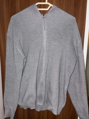 Ljusgrå stickad hoodie med dragkedja - Snygg ljusgrå stickad hoodie med dragkedja 