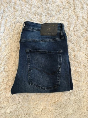 Jack & Jones jeans  - Ett par snygga Jack & Jones jeans i storlek 32/34. Jeansen är i mycket bra skick utan tecken på användning. Skriv vid frågor ✌️Kom gärna med prisförslag 💸