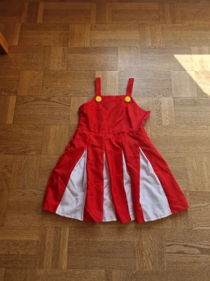 Eri my hero academia cosplay  - Säljer min Eri cosplay, orginellt köpt ifrån Aliexpress för några år sen. Den passade mig som är 175 cm. Finns ingen storlekslapp på den så jag vet tyvärr inte storleken. Den är i bra skick, dock i sista bilden har den en liten fläck. Har blivit användt 1 gång hemma. Finns katter i hemmet. Hör gärna av dig med frågor 🫶! 