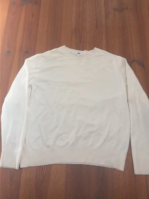 Uniqlo tröja - En snygg Uniqlo tröja i färg vit. Storlek är L men det passar mer som storleken S. Skicket är okej. Hör av dig vid fler frågor eller bilder på defekterna!
