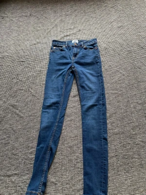 Mörkblå skinny jeans - Snygga mörkblå skinny jeans med klassisk femficksdesign och smal passform. Jeansen har normal midja och är tillverkade i stretchigt denimtyg. Använda 2-3 gånger