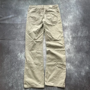 Beige vintagebyxor från 2000-talet för herrar i storlek W33 L34 - Mycket fint skick och bra passform! W/L är uppskattade utifrån måtten. Färgen är något mörkare än vad som syns på bilderna, men bilderna är tagna i naturligt ljus.  Midja: 44 cm Benslut: 24 cm Lår: 34 cm Totallängd: 115 cm  Skickas inom ett dygn Spara på priset och frakten genom att sätta ihop ett paket  Mer information finns på min profil 11-266
