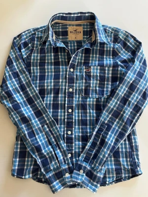 Hollister california flanell skjorta flanellskjorta vintage - Riktigt snygg och eftertraktad Hollister California flanell skjorta.fint skick inga fel storlek M kan ta mått vid behov. Endast 325kr ej hugget i sten kom gärna med frågor och prisförslag har även mycket mer liknande i min profil alla storlekar kolla gärna stor rabatt vid köp av flera 😁✌️