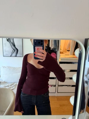 Vinröd ribbad topp - Snygg vinröd ribbad topp med långärmad design från hm, väldigt nytt skick använd max 5 gånger. 