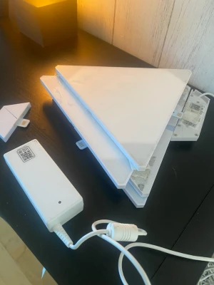 Nanoleaf Aurora Light Panels komplett kit - Nanoleaf Aurora Light Panels – 4 paneler komplett kit Säljer ett komplett set med 4 st Nanoleaf Aurora/Light Panels – den klassiska triangulära smarta LED-belysningen. Perfekt för gaminghörnan, TV-rummet, kontoret eller som stämningsbelysning. Skapa egna mönster och välj mellan miljontals färger och ljuseffekter. Ingår: ✔ 4 triangulära LED-paneler ✔ Controller ✔ Nätadapter ✔ Samtliga kopplingsbitar (linkers) Observera: Monteringstejp ingår inte. Allt fungerar som det ska och säljs eftersom det i