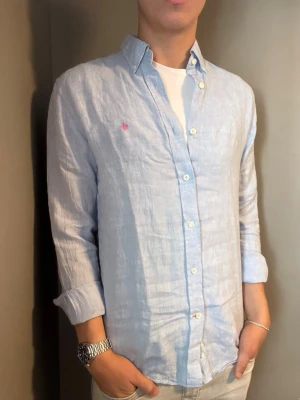 Morris linneskjorta ljusblå – 37/38 (S/M slim fit) - Säljer denna stilrena och snygga ljusblå linneskjorta från Morris i storlek 37/38. Passar även S/M slim fit. Skjortan är i mycket bra skick och perfekt för både vardag och mer uppklädda tillfällen. Har du några frågor? Tveka inte att höra av dig. Allt gott från Deluxe Garderoben 🌟
