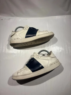 Valentino opens - Hej! Säljer nu mina skor från märket Valentino, storlek 40 bra skick, allt på bilden ingår. Tveka inte på att höra av dig om du har frågor eller funderingar kring skorna! 