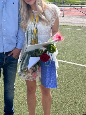 Vit spetsklänning med volanger - Säljer en superfin vit kortklänning med spets och volangdetaljer. Klänningen har v-ringning, korta ärmar och flera lager volanger som ger en romantisk look. Perfekt till student eller sommarens alla tillfällen!