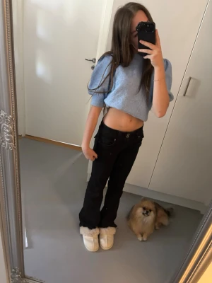 Ljusblå croppad topp från Vero Moda - Säljer en ljusblå croppad topp från Vero Moda med puffärmar och ribbade muddar. Toppen har en mjuk stickad känsla och är perfekt för dig som gillar trendiga och bekväma plagg. Supersnygg till både jeans och kjol!