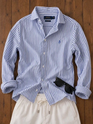 Blåvit randig skjorta Polo Ralph Lauren - Klassisk blåvit randig skjorta från Polo Ralph Lauren med broderad logga på bröstet. Skjortan har lång ärm, knappar framtill och en avslappnad krage. Tillverkad i bomull för en skön och luftig känsla. Perfekt för en stilren och fräsch look.