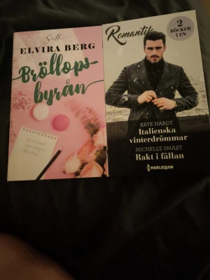 2 romantiska pocketböcker - Säljer två pocketböcker inom romantik: 'Bröllopsbyrån' av Elvira Berg med rosa och vita toner samt 'Italienska vinterdrömmar/Rakt i fällan' av Kate Hardy och Michelle Smart, utgiven av Harlequin. Perfekt för dig som gillar kärlekshistorier och lättlästa romaner.