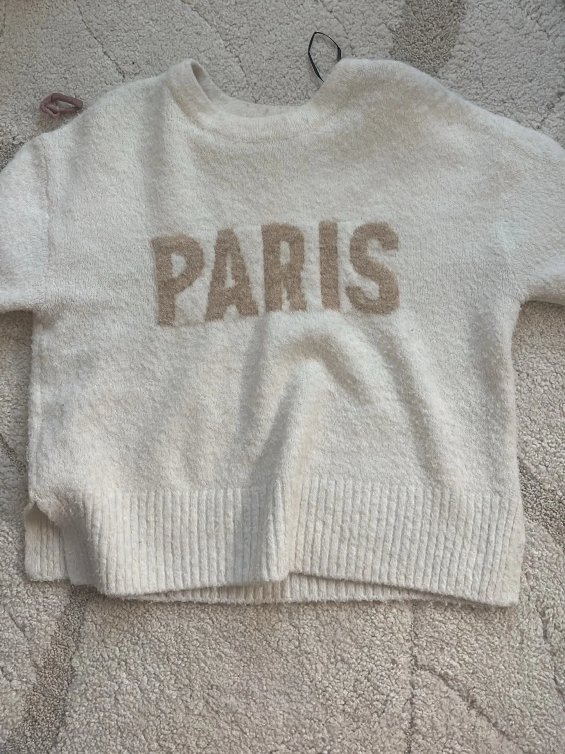 Vit stickad tröja med PARIS-tryck