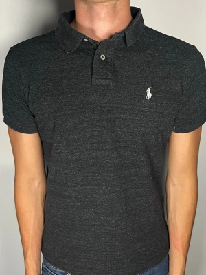 Ralph Lauren pike - 👕 Plagg: Piké                                                            📏 Storlek: M, sitter som S                                                               🏷️ Märke/Modell: Ralph Lauren slim Fit                                   ✨ Skick: Fint skick                                                        💬 Vid frågor är det bara att skriva!                                                                                          🛍️ Gramenti