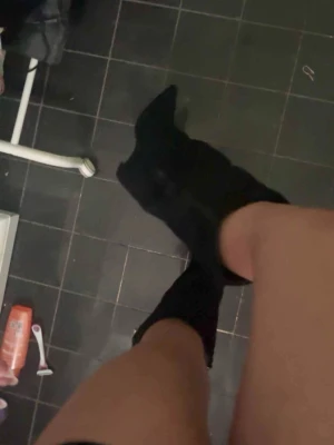 Svarta höga boots från Lululia - Säljer ett par svarta höga boots från Lululia i mockaimitation. Bootsens skaft är vida och har en dekorativ rem med metallspänne upptill. De har spetsig tå, vilket ger en trendig och edgy look.
