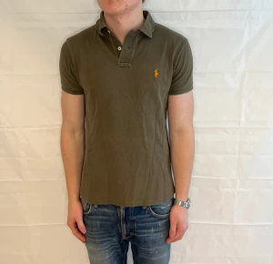 Polo Ralph Lauren Slim Fit Polo Olivgrön - Begagnad slim fit pikétröja i 100% bomull, grön.