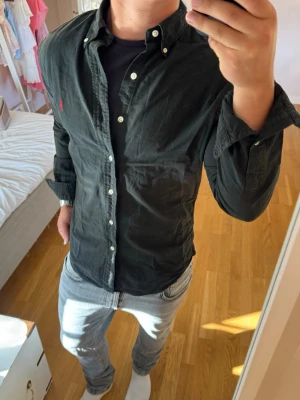 Ralph Lauren skjorta slim fit - Ralph Lauren | Mycket bra skick | Size - M | Pris 499 | Hör av dig vid minsta fråga eller fundering📩