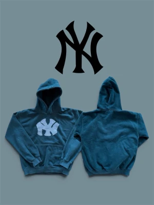 New york hoodie | Handmade  - Tjena! Säljer denna riktigt feta hoodie som jag gjort själv med New York Yankees-tryck. Hoodien är aldrig använd sen jag sytt på jeanstyget.  Originalhoodien är från Vailent, se passform på de 2 sista bilderna.  ✨ Riktigt snygg passform  📏 Storlek: XS 🎨 Färg: Skogsgrön 🧵 Material: 100% bomull  Mått: • Längd: 58 cm • Axelbredd: 52 cm • Axel till ärmslut: 51 cm  Hör gärna av dig om du har några frågor eller vill ha fler bilder – så löser vi det!