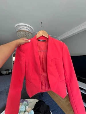 Ginatricot Blazer size 34 - Very cut ginatricot blazer. Size 34 and in good condition. Send you offer and we can talk. I will send it to you as quick as possible 💕