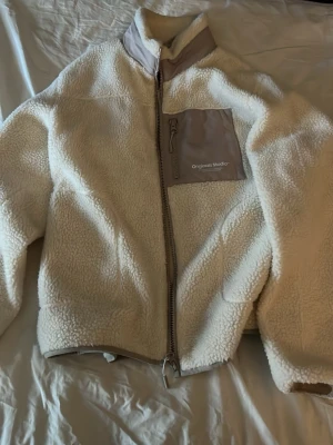 Sherpajacka - Säljer en fin sherpajacka från jack&jones, knappt använd så är i fint skick