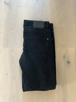 Svart solid jeans  - Svarta solid jeans i mycket bra skick storlek 29/30 hör gärna av er vid funderingar 