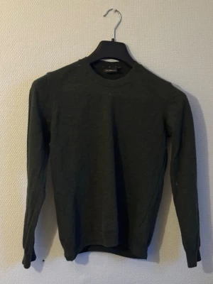Oscar Jacobson tröja - Klassisk stickad tröja från Oscar Jacobson i 100% merinoull. Passar perfekt till jeans eller under en kavaj. Tröjan är i normalt använt skick och nypris ligger på ca 1 500 kr. Märkt storlek M men sitter enligt mig mer som tajt S. Hör gärna av dig om du har frågor !🤩💬