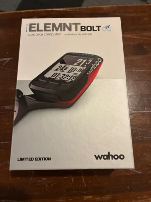 Wahoo ELEMNT BOLT cykeldator - Säljer en Wahoo ELEMNT BOLT GPS-cykeldator i limited edition. Enheten är svart och röd med tydlig display och knappar på sidan. Perfekt för att hålla koll på fart, distans och tid under cykelturen. Monteras enkelt på styret.