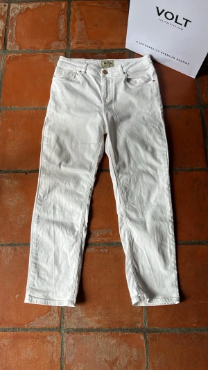 Vita raka jeans från Ralph Lauren - Snygga vita jeans från Denim & Supply Ralph Lauren med rak passform och klassisk femficksdesign. Tillverkade i mjuk denim med knappgylf och bälteshällor. Perfekta för en clean och fräsch look.