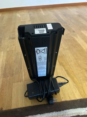 HP bärbar skrivare med laddare - Säljer en svart bärbar HP-skrivare med tillhörande laddare. Skrivaren är kompakt och smidig att ta med sig, perfekt för dig som behöver skriva ut dokument på språng. Tillverkad i plast med stilren design och HP-logga på ovansidan.