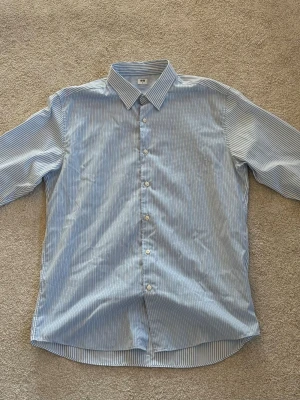 Blåvit randig skjorta - Säljer min blåvit randiga skjorta från Uniqlo, den sitter bara fint. Inga större tecken på användning, se bilderna.:)